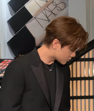 銅鑼灣深夜驚現「神秘凳仔陣」！逾30空凳霸街 揭通宵排隊真相：全為等...