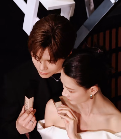 銅鑼灣深夜驚現「神秘凳仔陣」！逾30空凳霸街 揭通宵排隊真相：全為等...