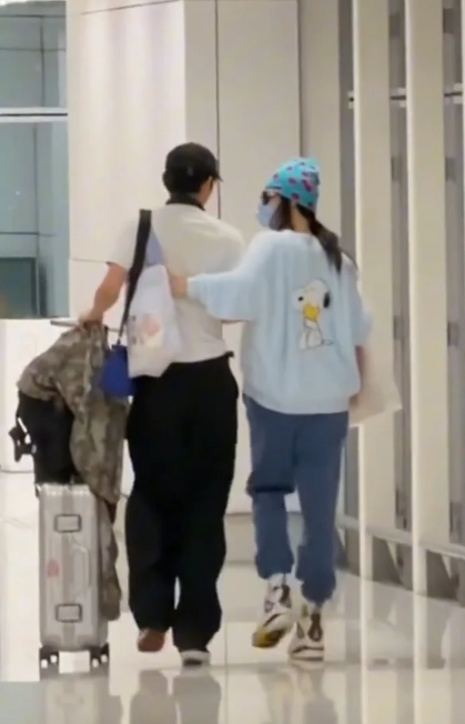 張栢芝機場苦等大仔影片瘋傳！一舉動盡顯母子真實關係︰辛苦係值得