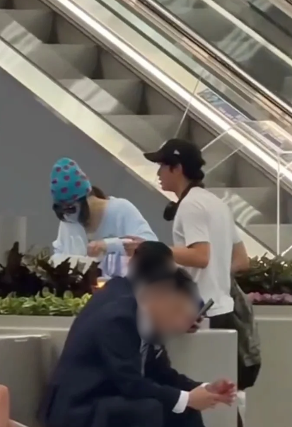 張栢芝機場苦等大仔影片瘋傳！一舉動盡顯母子真實關係︰辛苦係值得