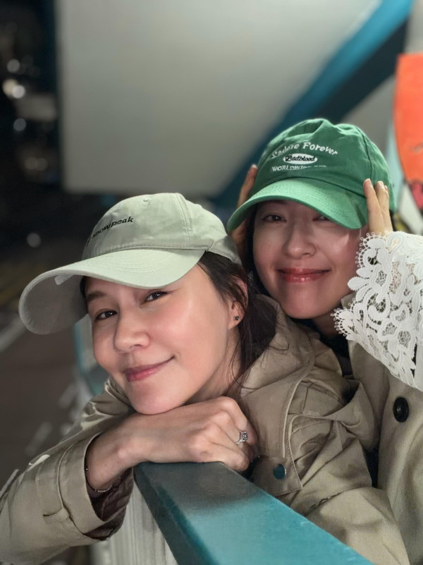 45歲唐詩詠黃翠如全素顏同框！同齡真實狀態曝明顯落差 呢一位唔化妝係咁樣