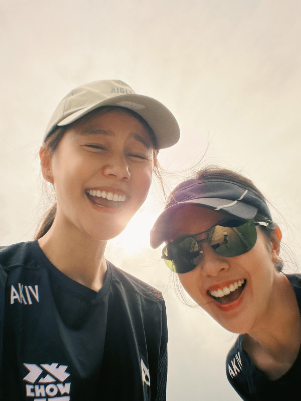 45歲唐詩詠黃翠如全素顏同框！同齡真實狀態曝明顯落差 呢一位唔化妝係咁樣