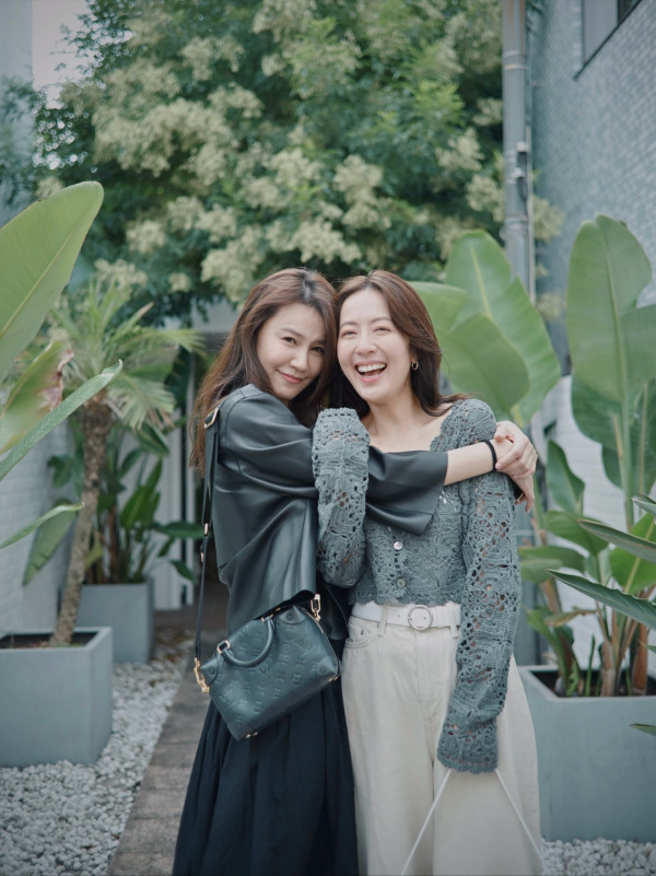 45歲唐詩詠黃翠如全素顏同框!同齡真實狀態曝明顯落差 呢一位唔化妝係咁樣