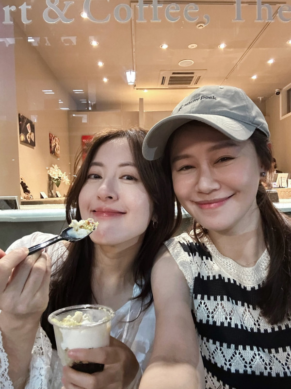 45歲唐詩詠黃翠如全素顏同框！同齡真實狀態曝明顯落差 呢一位唔化妝係咁樣