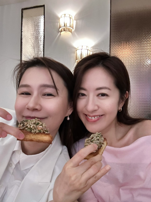 45歲唐詩詠黃翠如全素顏同框!同齡真實狀態曝明顯落差 呢一位唔化妝係咁樣