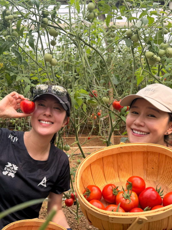 45歲唐詩詠黃翠如全素顏同框!同齡真實狀態曝明顯落差 呢一位唔化妝係咁樣