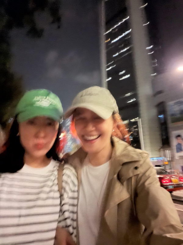 45歲唐詩詠黃翠如全素顏同框！同齡真實狀態曝明顯落差 呢一位唔化妝係咁樣