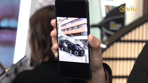 張敬軒韓國遇驚險意外險奪命 現場畫面曝光巨型棚架壓毀座駕