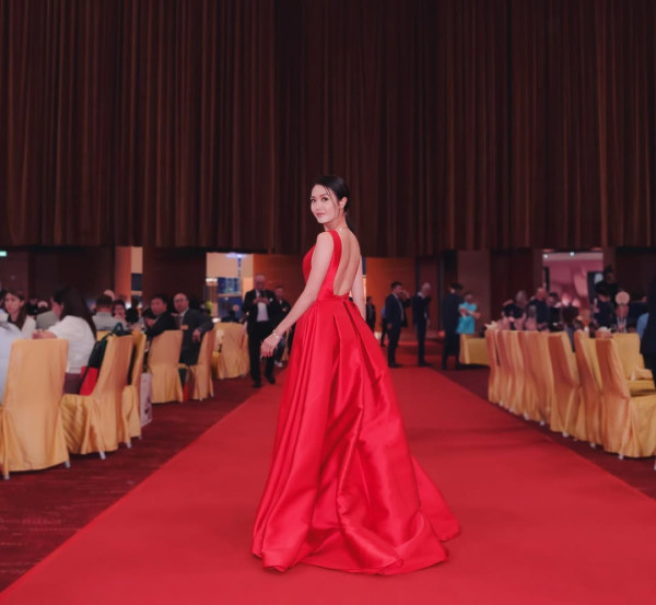 前港姐冠軍分手9年激罕與前男友慶生 同框合照不計前嫌「再見亦是朋友」