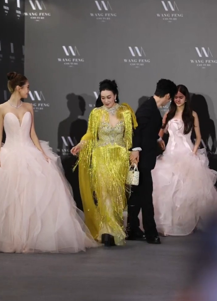 鍾麗緹18歲二女疑當眾發脾氣引熱議 繼父一舉動捱轟「冇邊界感」惹網民激辯