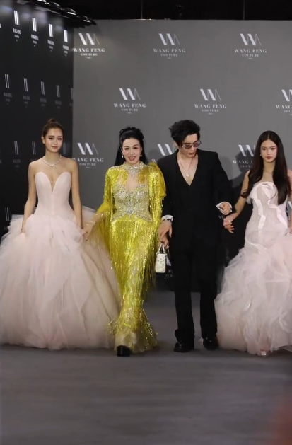 鍾麗緹18歲二女疑當眾發脾氣引熱議 繼父一舉動捱轟「冇邊界感」惹網民激辯