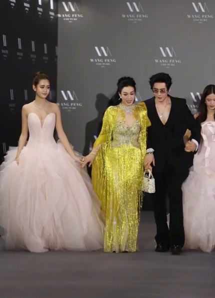 鍾麗緹18歲二女疑當眾發脾氣引熱議 繼父一舉動捱轟「冇邊界感」惹網民激辯