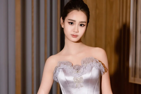 鍾麗緹18歲二女疑當眾發脾氣引熱議 繼父一舉動捱轟「冇邊界感」惹網民激辯