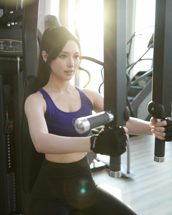 馮盈盈激罕曝光14年前中學青澀舊照！重返母校今昔對比照當年撞樣高鈞賢