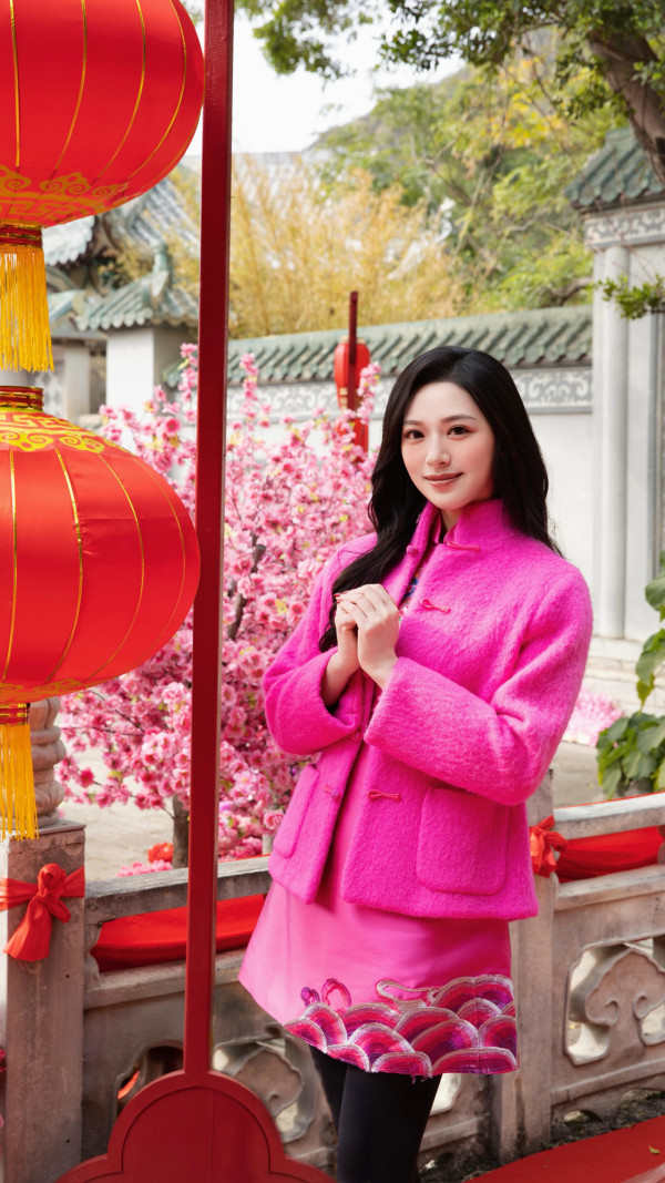 馮盈盈激罕曝光14年前中學青澀舊照！重返母校今昔對比照當年撞樣高鈞賢