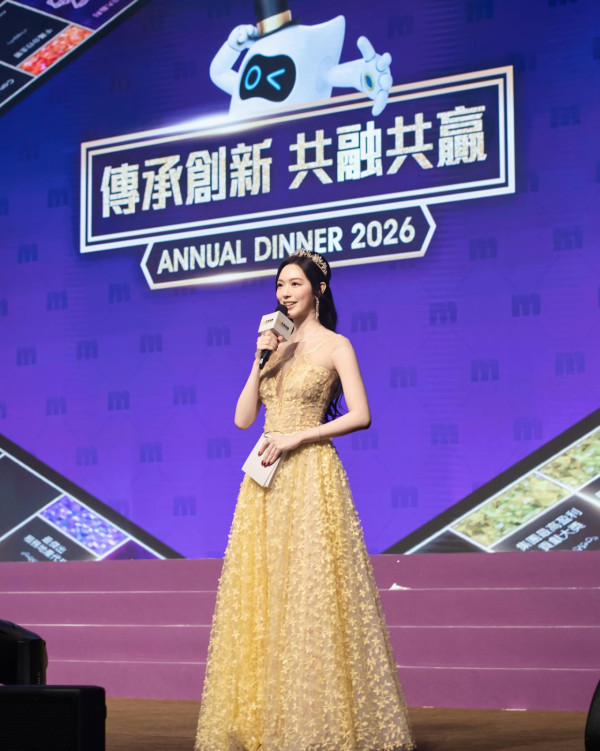 馮盈盈激罕曝光14年前中學青澀舊照！重返母校今昔對比照當年撞樣高鈞賢