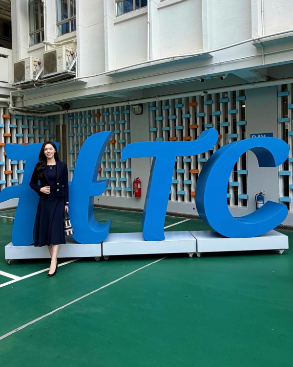 馮盈盈激罕曝光14年前中學青澀舊照！重返母校今昔對比照當年撞樣高鈞賢