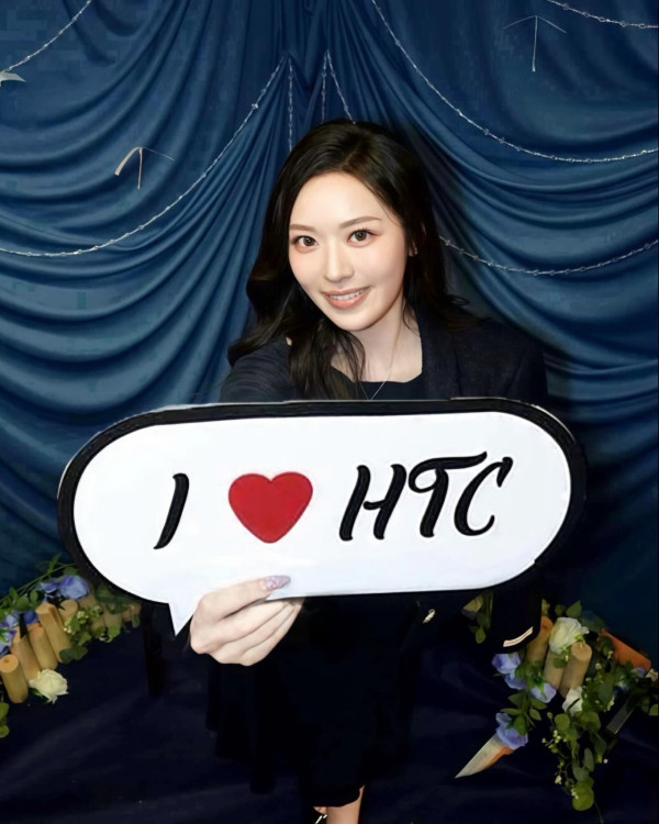 馮盈盈激罕曝光14年前中學青澀舊照！重返母校今昔對比照當年撞樣高鈞賢