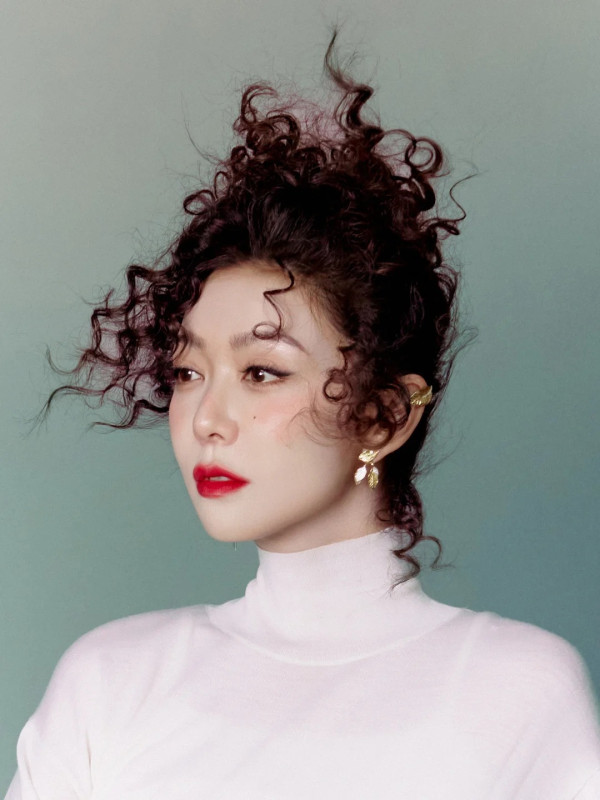 薛凱琪潮試羊毛捲新髮型驚變師奶炒車 災難級崩壞嚇窒網民︰唔好再試！