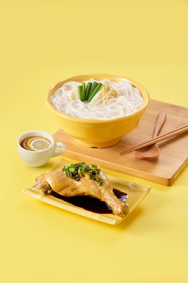 譚仔雲南米線及三哥$28快閃巨型雞髀米線+飲品下午茶 必試去皮蔥油/藤椒口水汁雞髀 加$10歎土匪雞翼