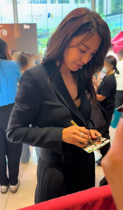 陳煒無濾鏡生圖瘋傳最真實狀態！自帶「女神光」震撼網民：根本唔似52歲