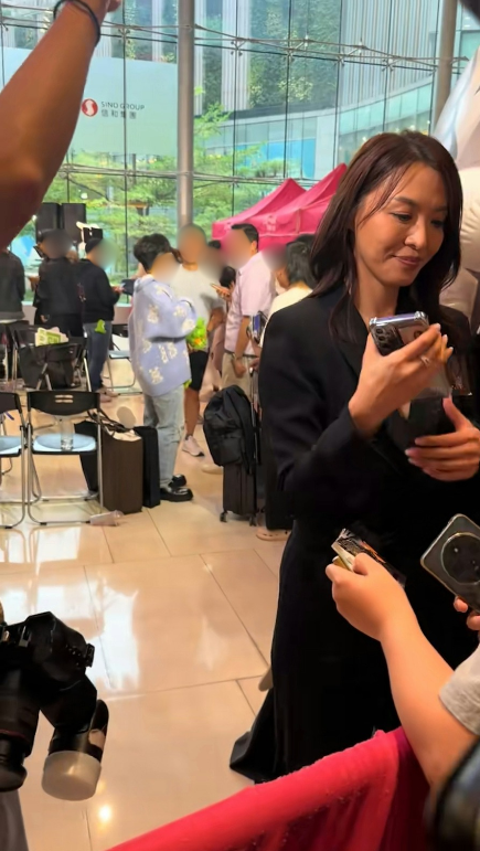 陳煒無濾鏡生圖瘋傳最真實狀態！自帶「女神光」震撼網民：根本唔似52歲