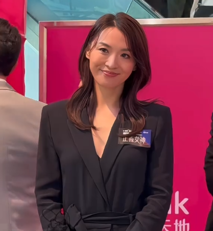 陳煒無濾鏡生圖瘋傳最真實狀態！自帶「女神光」震撼網民：根本唔似52歲