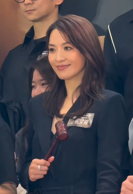 陳煒無濾鏡生圖瘋傳最真實狀態！自帶「女神光」震撼網民：根本唔似52歲