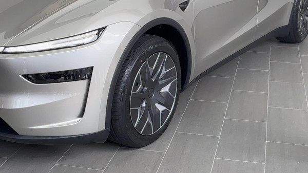 現場直擊｜Tesla新成員正式登港 Model Y L六座 SUV 亮相啟德 Model 3、Model Y 售價亦作調整【即睇售價詳情】