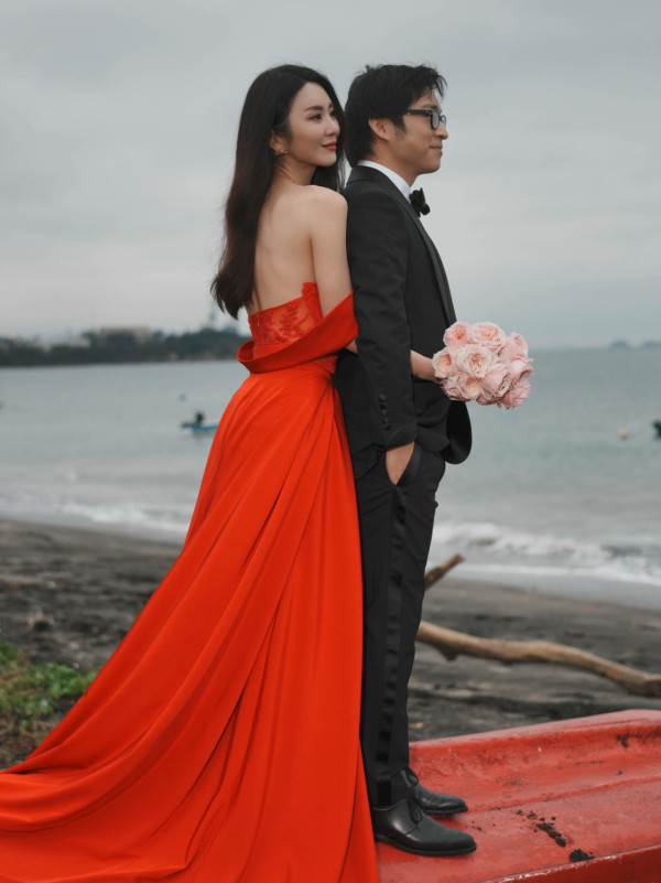 林作IG突襲震撼宣布已經結婚！晒海邊擁緊裕美婚紗相：結婚了幾年