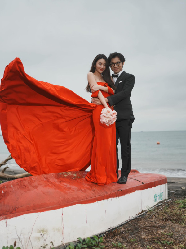 林作IG突襲震撼宣布已經結婚！晒海邊擁緊裕美婚紗相：結婚了幾年