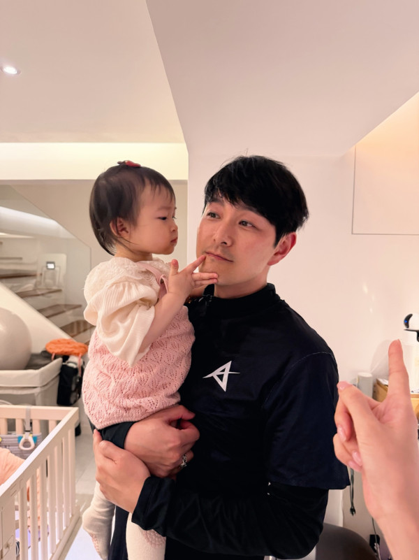 四位星二代BB合體慶祝生日！黃翠如洪永城連詩雅三大家庭聚會畫面難得