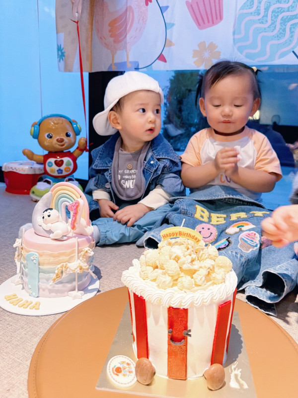 四位星二代BB合體慶祝生日！黃翠如洪永城連詩雅三大家庭聚會畫面難得