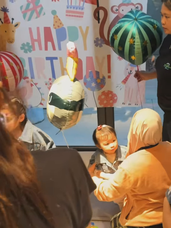 四位星二代BB合體慶祝生日！黃翠如洪永城連詩雅三大家庭聚會畫面難得