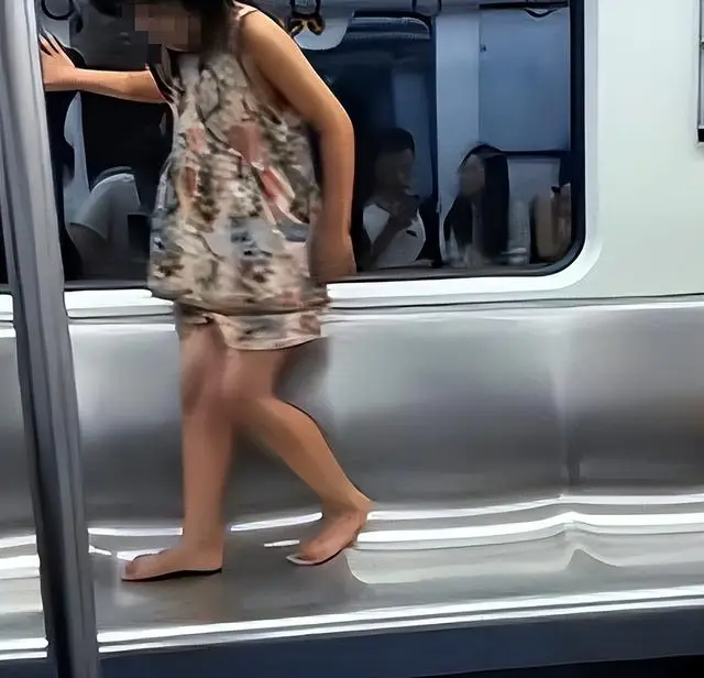 內地客搭港鐵見連環讓座！3歲童1句話超震驚 驚詫中港教育 揭港爸媽神級家教