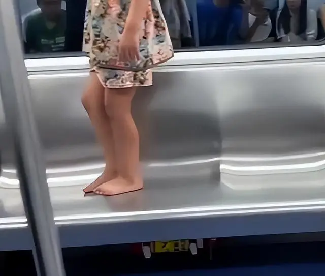 內地客搭港鐵見連環讓座！3歲童1句話超震驚 驚詫中港教育 揭港爸媽神級家教