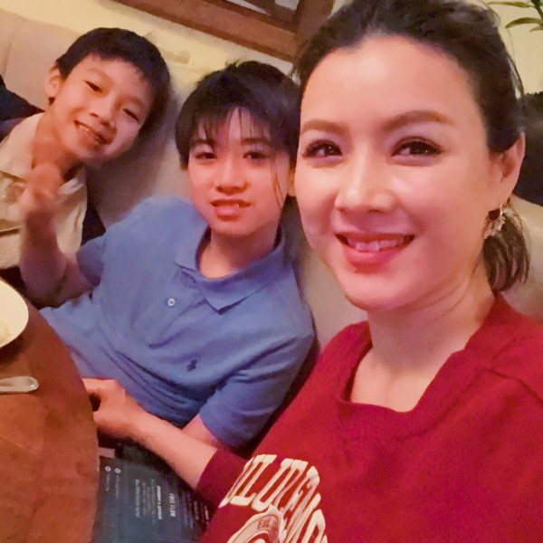 陳茵媺12歲大仔近照曝光愈大愈靚仔！青春期顏值飆升身高直逼爸爸陳豪