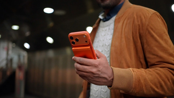 入閘前驚「尿袋」唔合格被掉？機場免費「安全檢測站」專員即場幫你計 Wh 容量 淘寶雜牌無標籤點算？