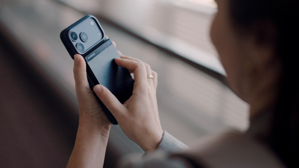 入閘前驚「尿袋」唔合格被掉？機場免費「安全檢測站」專員即場幫你計 Wh 容量 淘寶雜牌無標籤點算？