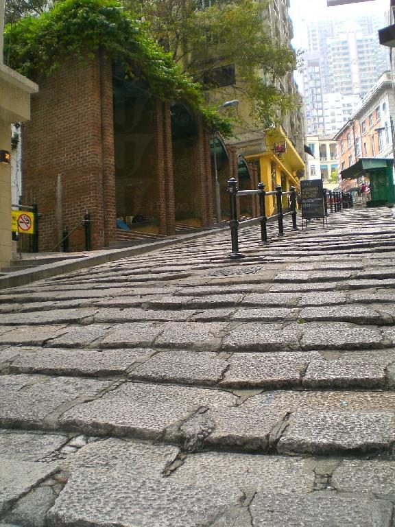 港漂5年總結「香港生存指南」!網民列9大隱形規則:超市泊車、雨天濕遮係大忌?網民反應兩極:香港人過得很苦