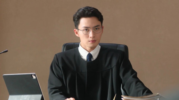 正義女神｜周嘉洛戲路轉型演法官帥出新高度！搣甩「金城安」影子內地爆紅