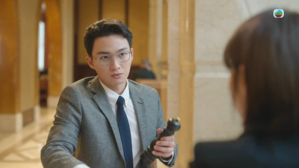 正義女神｜周嘉洛戲路轉型演法官帥出新高度！搣甩「金城安」影子內地爆紅