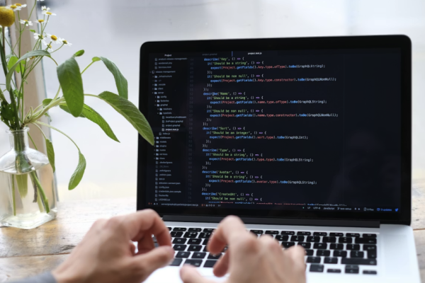 AI速成班｜第 5 個月：學習部署產品與維持其穩定性（圖片來源：unsplash）