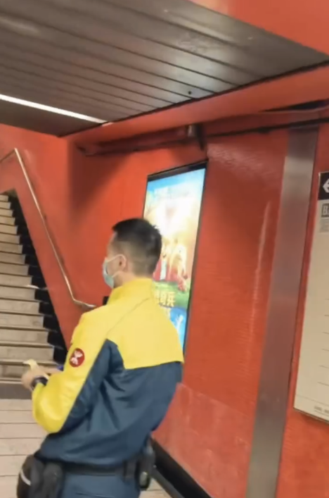 港鐵母子逃票被斷正 職員一做法惹議。（截圖：Threads）