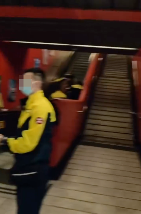 港鐵母子逃票被斷正 職員一做法惹議。（截圖：Threads）