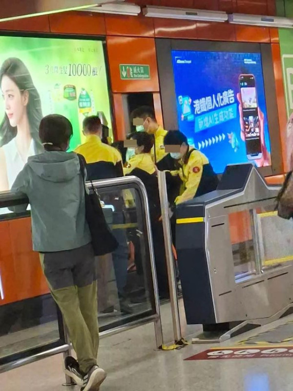 港鐵母子逃票被斷正 職員一做法惹議。（圖片來源：Facebook@車cam L）