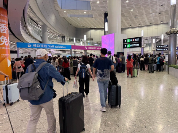 復活節北上注意！西九高鐵站人潮塞爆如春運 苦主崩潰：提早都差啲趕唔切