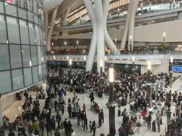 復活節北上注意！西九高鐵站人潮塞爆如春運 苦主崩潰：提早都差啲趕唔切