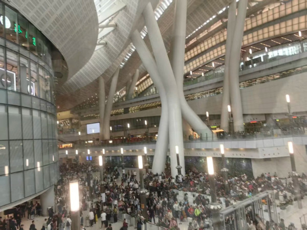 復活節北上注意！西九高鐵站人潮塞爆如春運 苦主崩潰：提早都差啲趕唔切