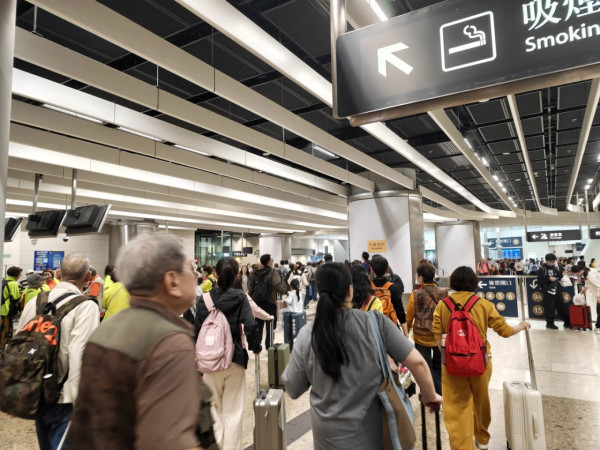 復活節北上注意！西九高鐵站人潮塞爆如春運 苦主崩潰：提早都差啲趕唔切